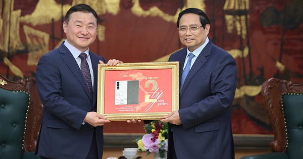 Gặp Thủ tướng, CEO Samsung điện tử nhắc đến "điều đặc biệt" về một chiếc điện thoại "made in Vietnam"