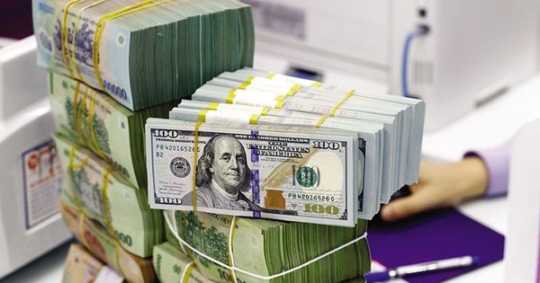 Vì sao tiền VND liên tục mất giá?