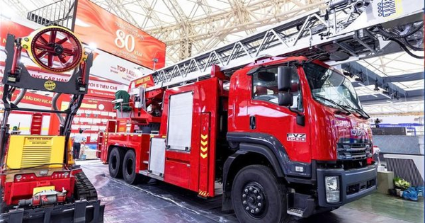 Chiếc xe thang cứu hoả đồ sộ tại Triển lãm A80: Ai đứng sau?