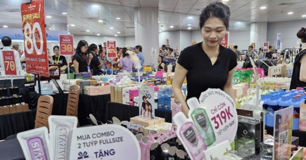 Điểm mua sắm rợp cờ đỏ sao vàng, người dân TP.HCM rộn ràng 'săn sale' dịp lễ 2/9
