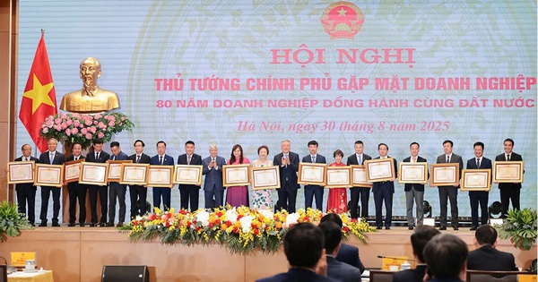 LPBank đón nhận Bằng khen của Thủ tướng tại Hội nghị Doanh nghiệp toàn quốc