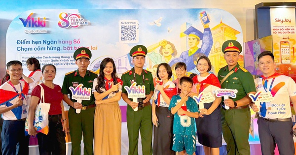 Vikki Bank tặng 1.100 điện thoại thông minh 5G cho người nghèo, lan tỏa niềm vui Quốc khánh