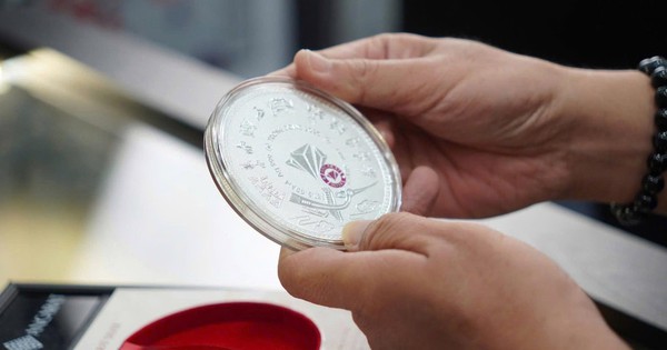 Giới trẻ săn tìm bạc kỷ niệm Quốc khánh 2/9, nhiều sản phẩm nhanh chóng hết sạch