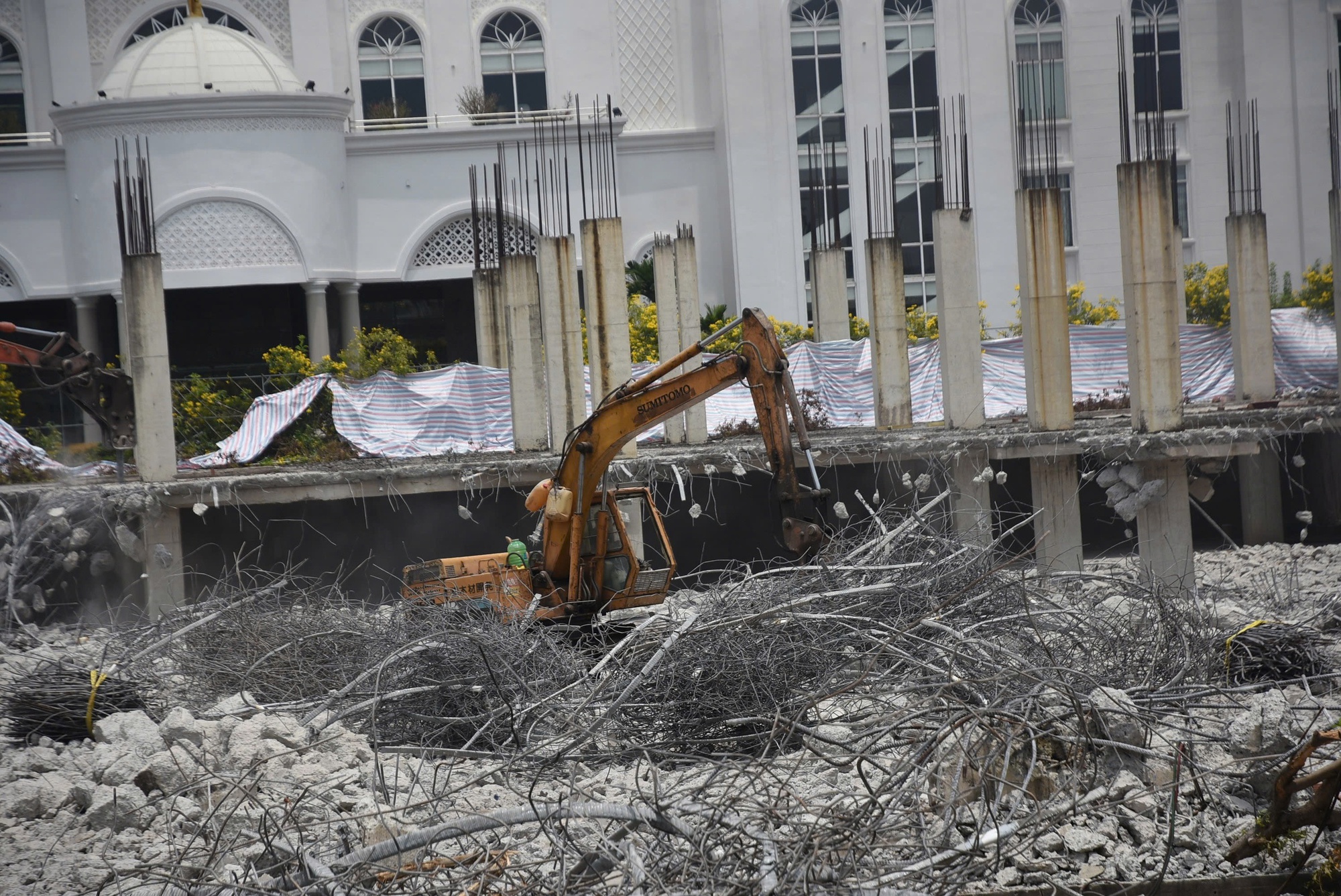 Cận cảnh tháo dỡ Khu phức hợp thương mại xây dựng không phép trên "đất vàng" ở Đồng Nai - Ảnh 3