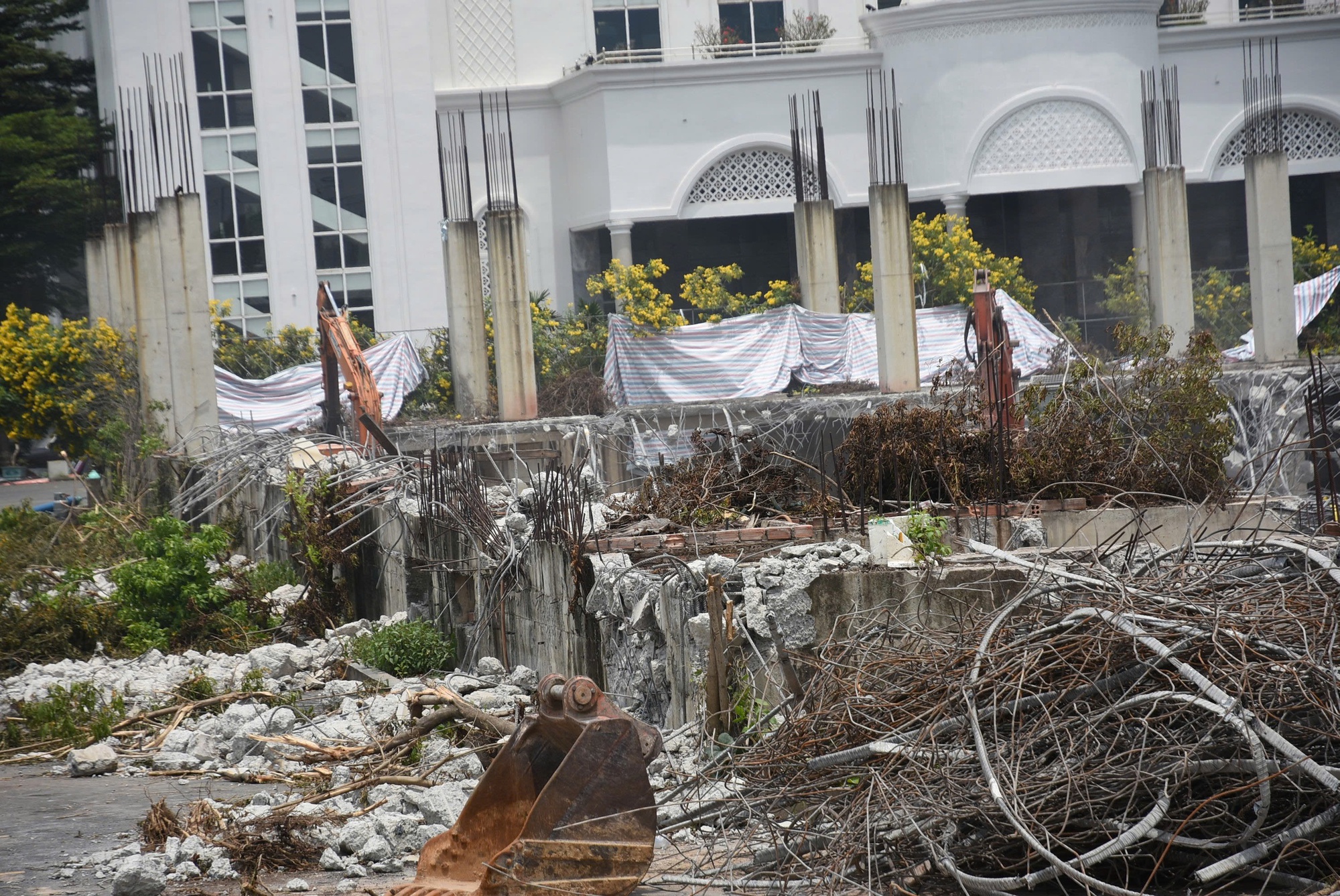 Cận cảnh tháo dỡ Khu phức hợp thương mại xây dựng không phép trên "đất vàng" ở Đồng Nai - Ảnh 4