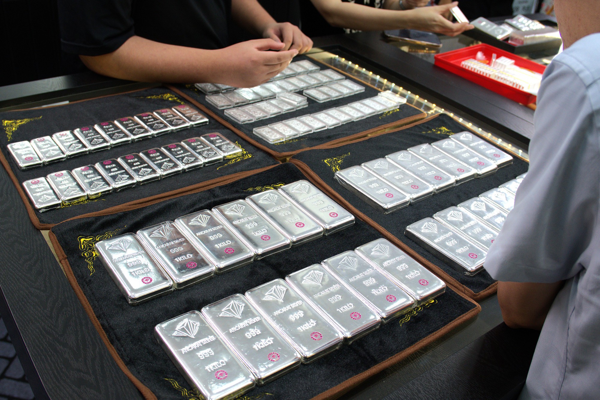 Giá bạc tiếp tục đà giảm sâu - Ảnh 1