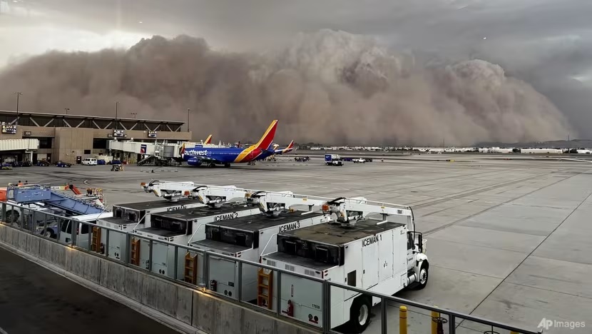 Cận cảnh “bức tường bụi" khổng lồ ập xuống thành phố Mỹ, bầu trời tối sầm - Ảnh 2