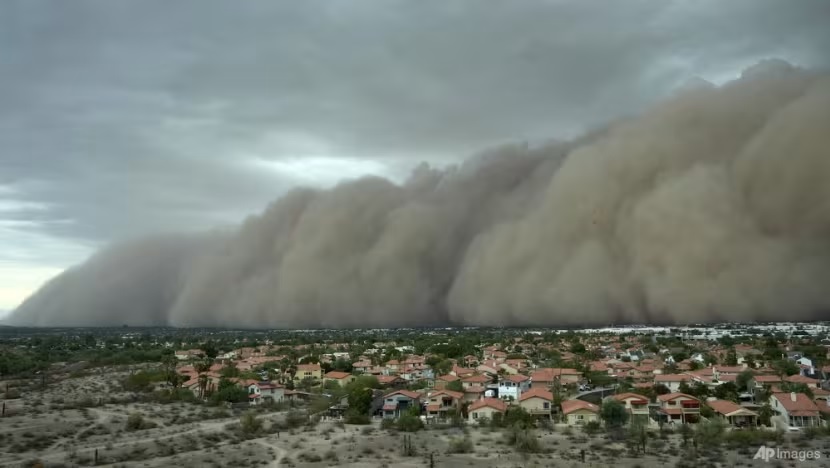 Cận cảnh “bức tường bụi" khổng lồ ập xuống thành phố Mỹ, bầu trời tối sầm - Ảnh 3