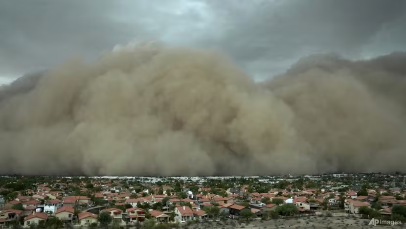 Cận cảnh “bức tường bụi" khổng lồ ập xuống thành phố Mỹ, bầu trời tối sầm - Ảnh 1