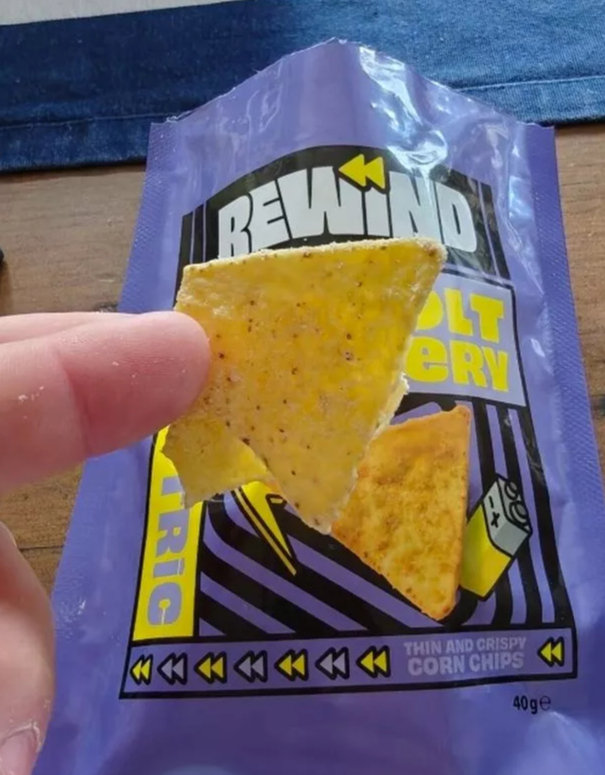 Hà Lan ra mắt bim bim vị... pin 9V, người ăn thử nói "không tệ" - Ảnh 2