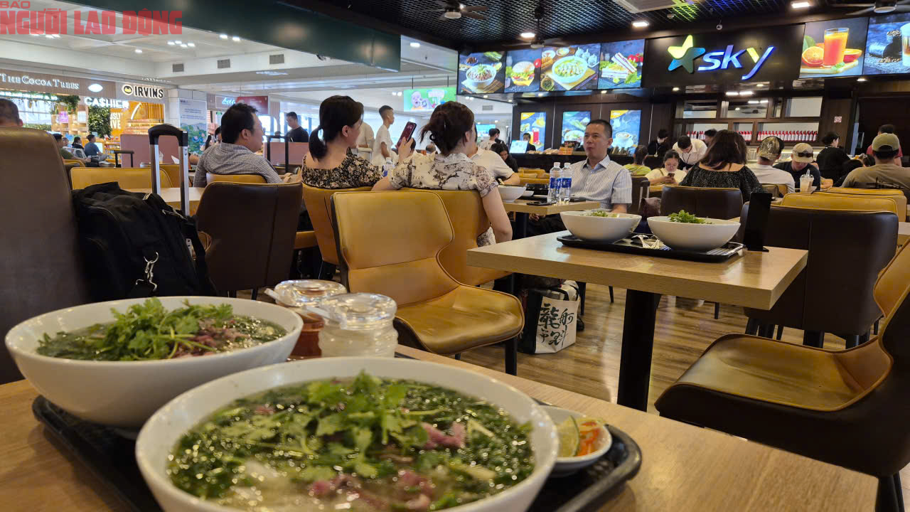 Giá đồ ăn sân bay có thực sự "trên trời"? Chuyên gia ẩm thực tiết lộ điều bất ngờ - Ảnh 1