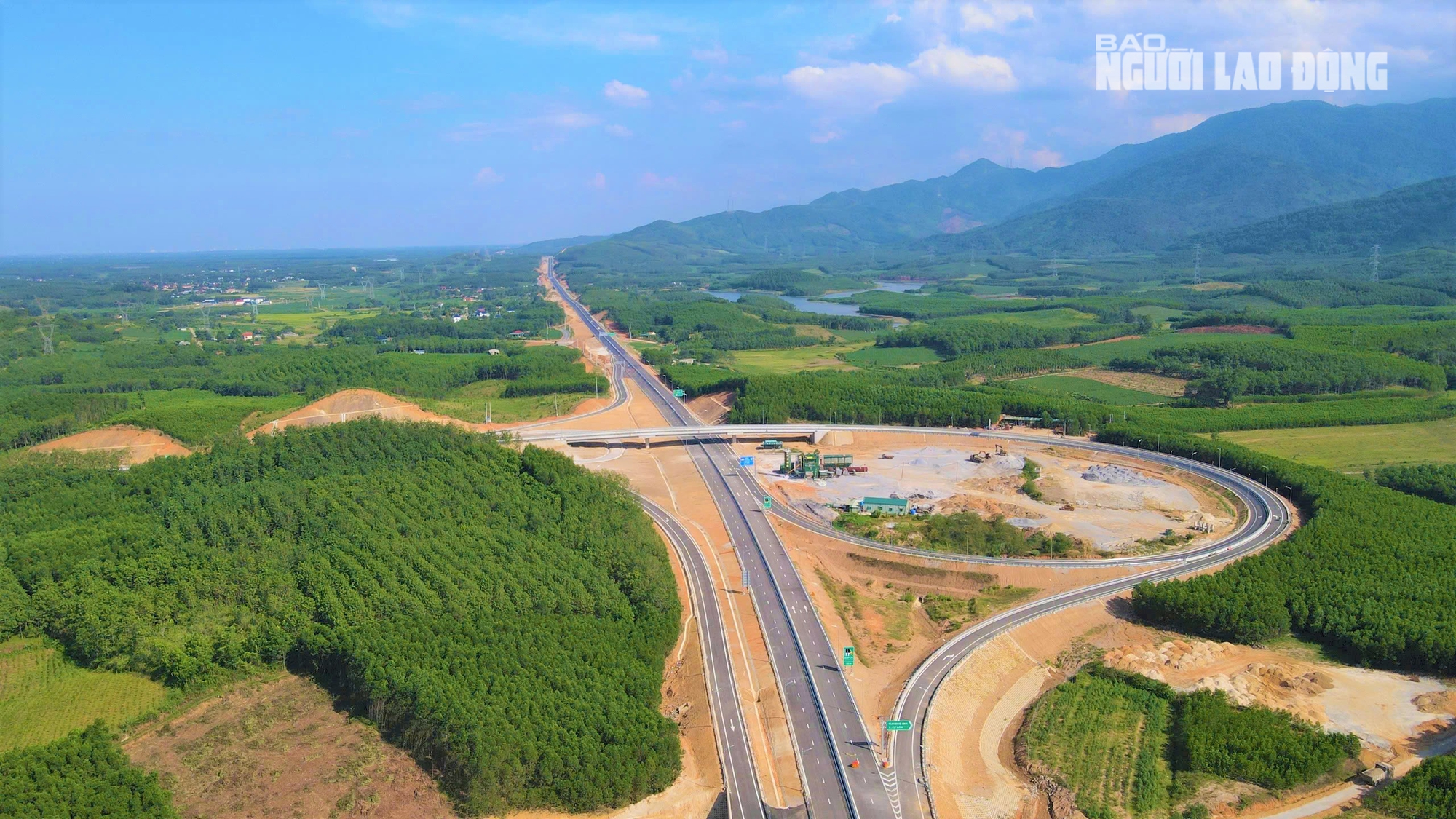 Ngắm đường cao tốc "xuyên núi, vượt sông" hơn 22.500 tỉ qua Quảng Trị trước giờ thông xe - Ảnh 1