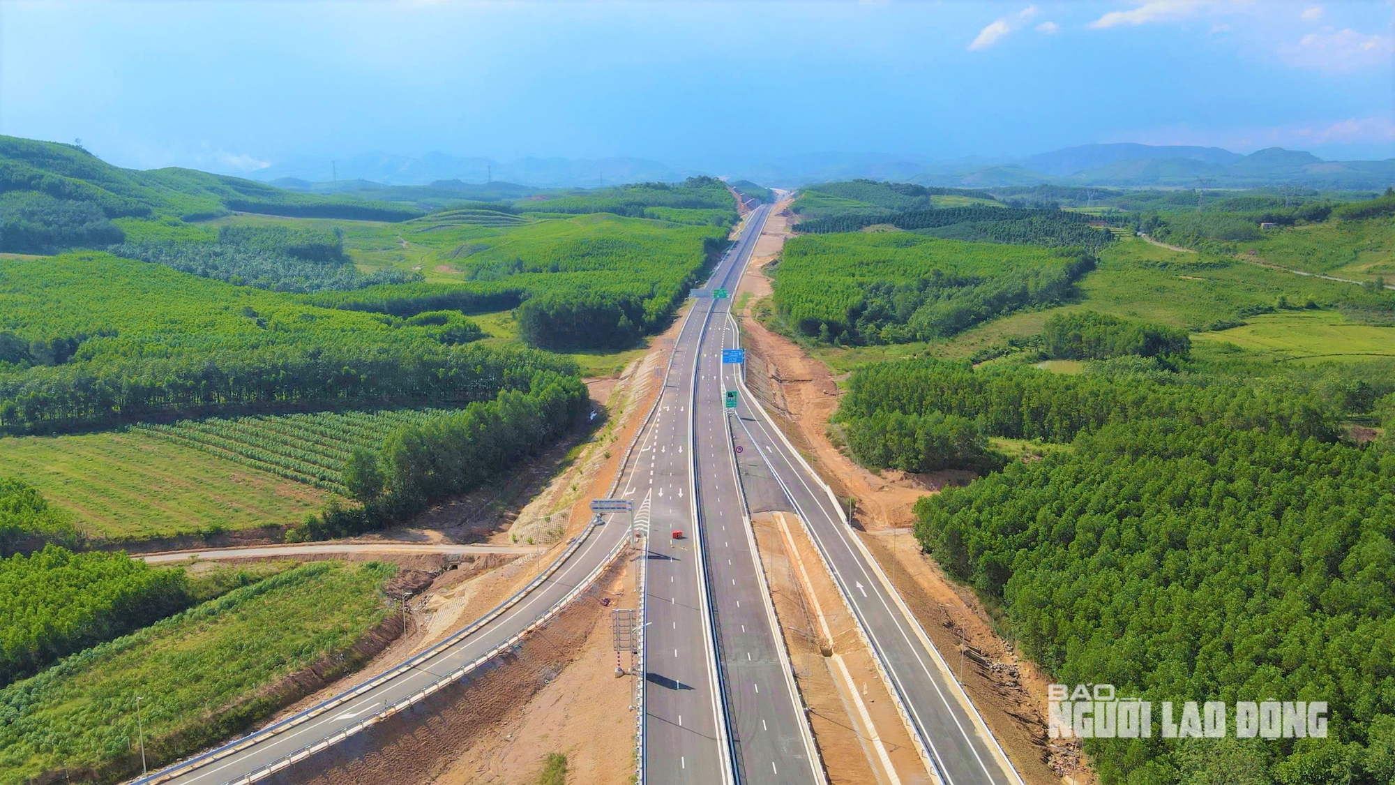 Ngắm đường cao tốc "xuyên núi, vượt sông" hơn 22.500 tỉ qua Quảng Trị trước giờ thông xe - Ảnh 2