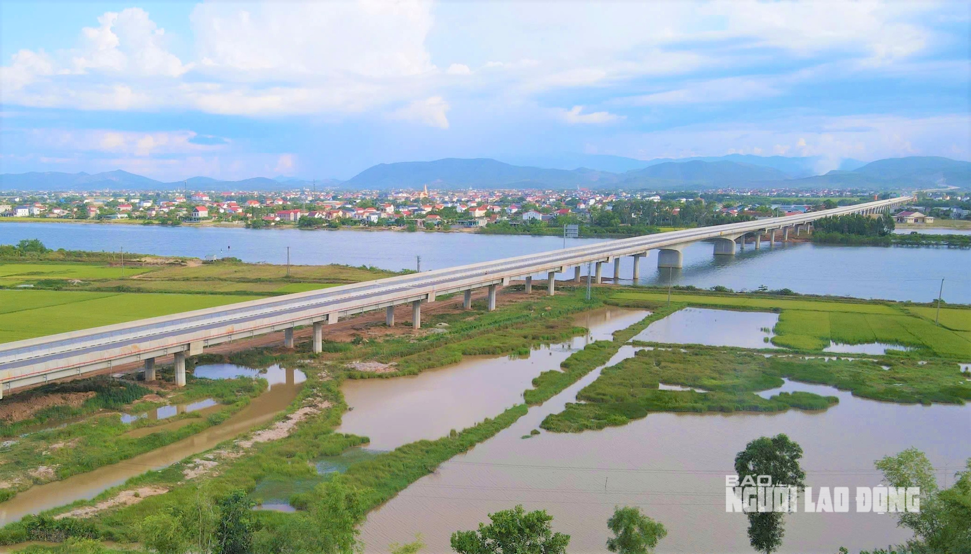 Ngắm đường cao tốc "xuyên núi, vượt sông" hơn 22.500 tỉ qua Quảng Trị trước giờ thông xe - Ảnh 3