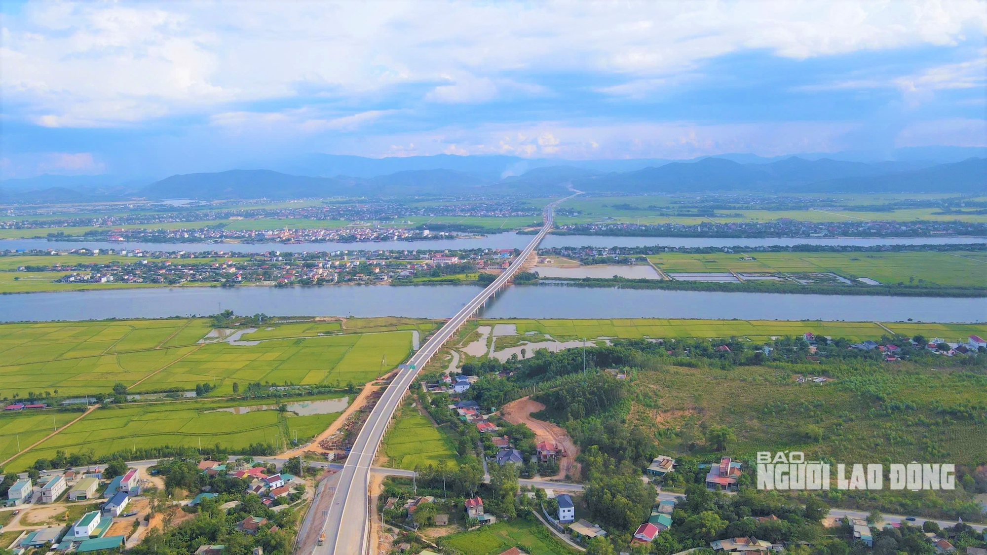 Ngắm đường cao tốc "xuyên núi, vượt sông" hơn 22.500 tỉ qua Quảng Trị trước giờ thông xe - Ảnh 4