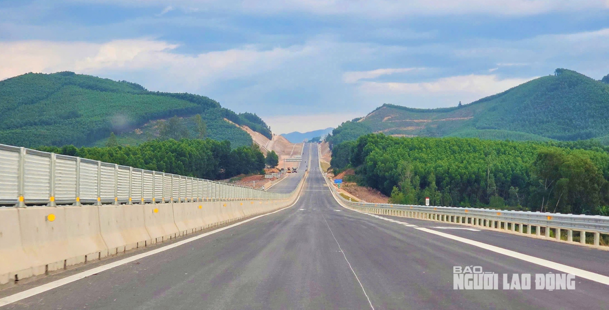 Ngắm đường cao tốc "xuyên núi, vượt sông" hơn 22.500 tỉ qua Quảng Trị trước giờ thông xe - Ảnh 5