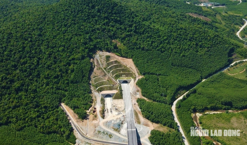 Ngắm đường cao tốc "xuyên núi, vượt sông" hơn 22.500 tỉ qua Quảng Trị trước giờ thông xe - Ảnh 6