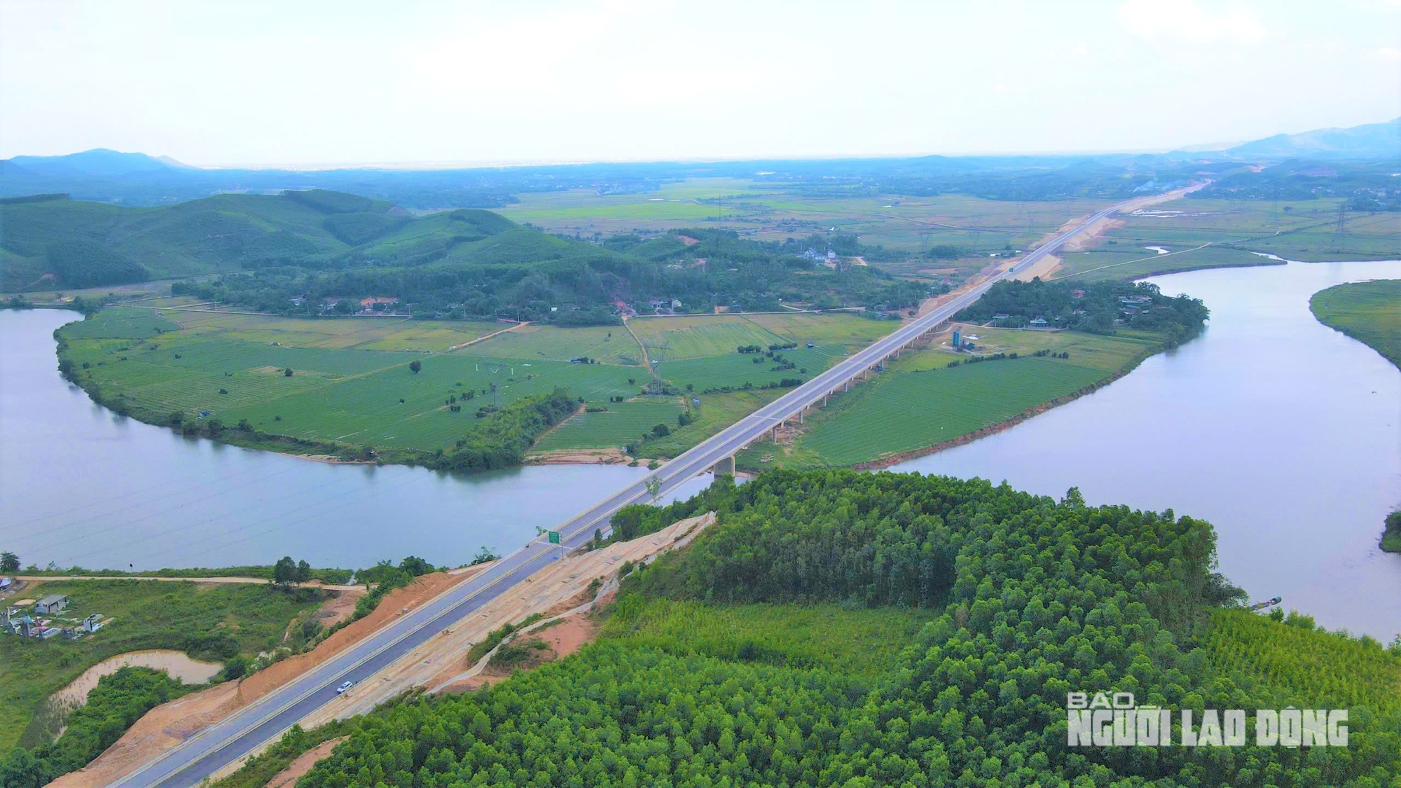 Ngắm đường cao tốc "xuyên núi, vượt sông" hơn 22.500 tỉ qua Quảng Trị trước giờ thông xe - Ảnh 7