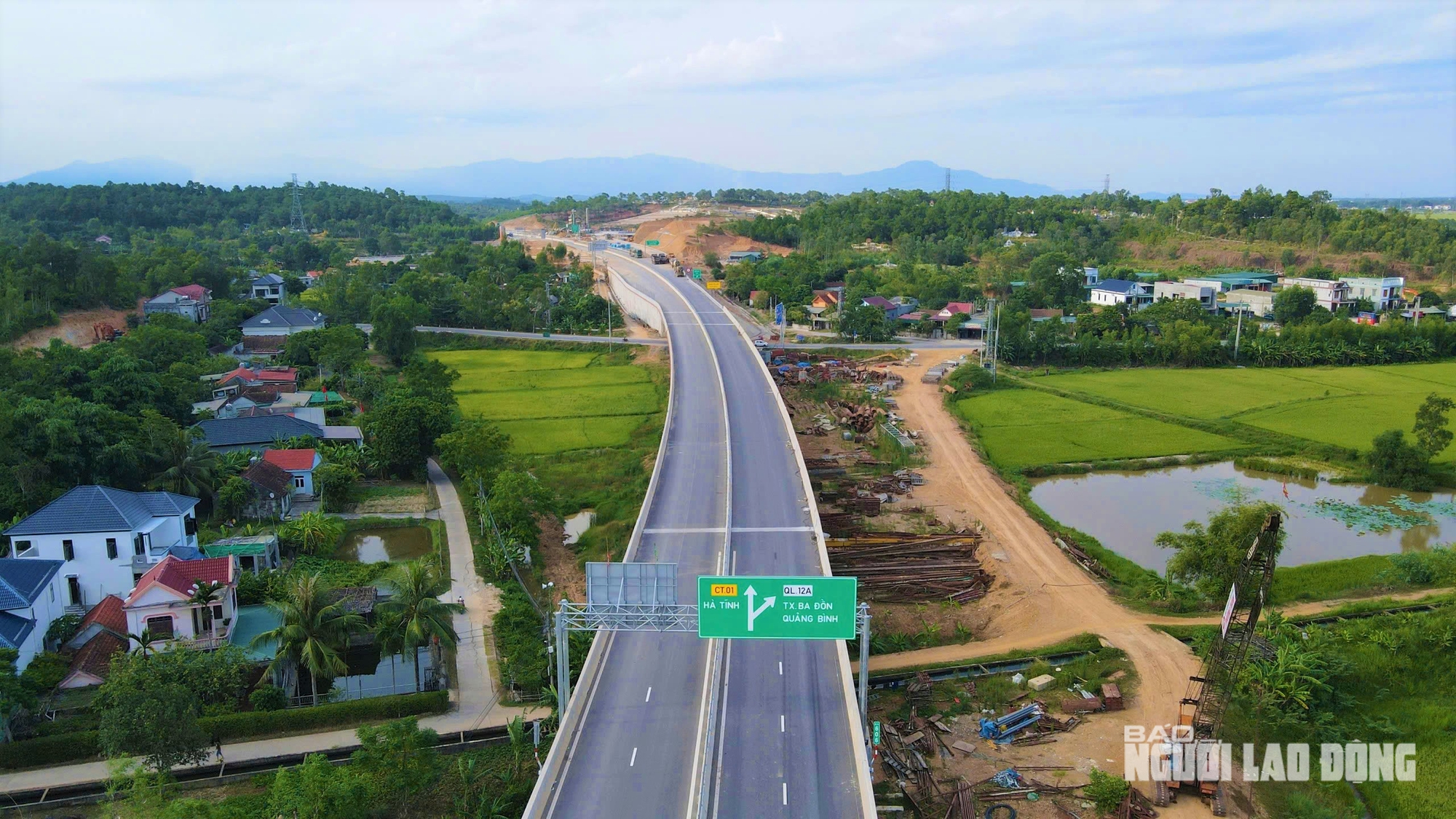 Ngắm đường cao tốc "xuyên núi, vượt sông" hơn 22.500 tỉ qua Quảng Trị trước giờ thông xe - Ảnh 8