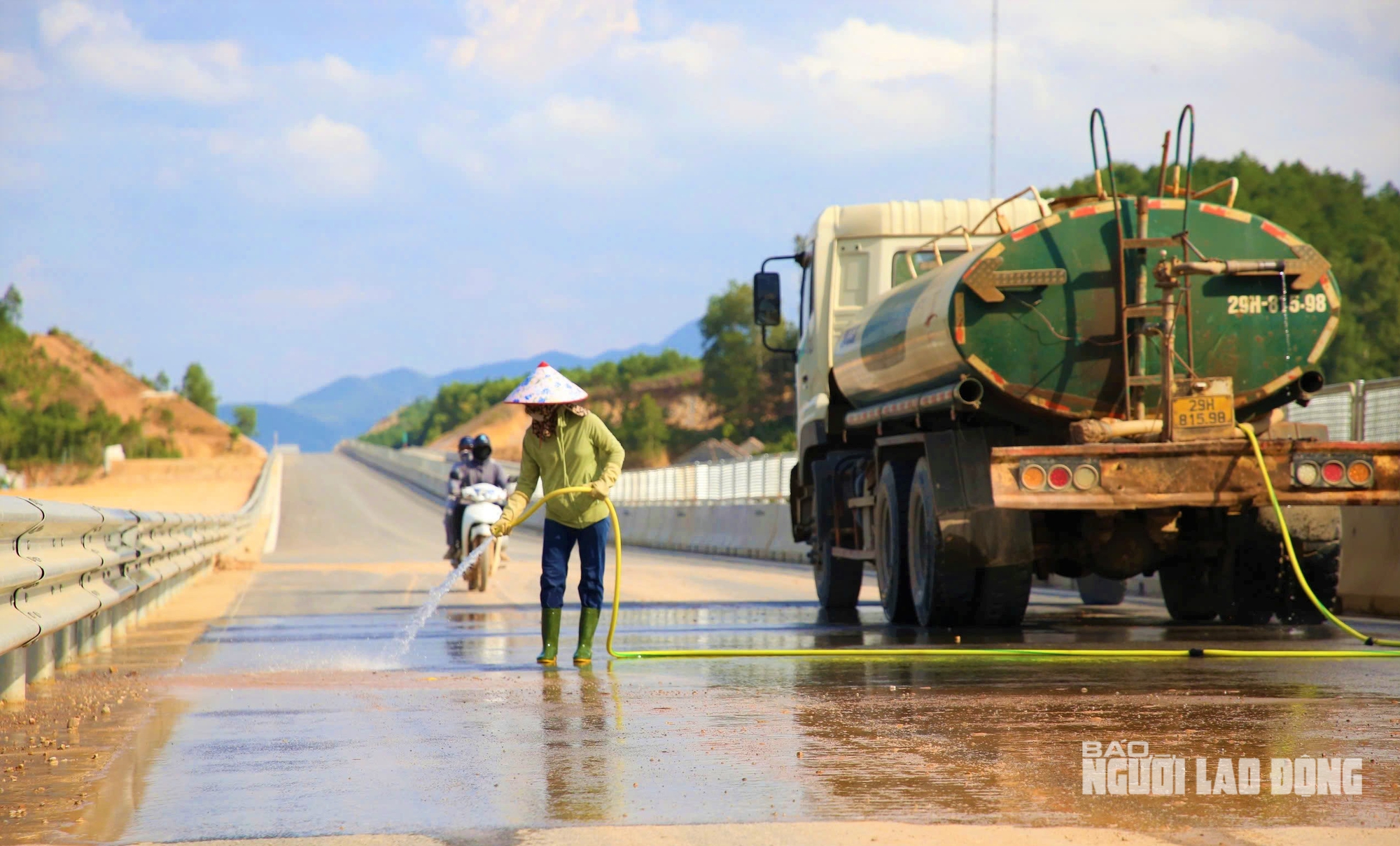 Ngắm đường cao tốc "xuyên núi, vượt sông" hơn 22.500 tỉ qua Quảng Trị trước giờ thông xe - Ảnh 9