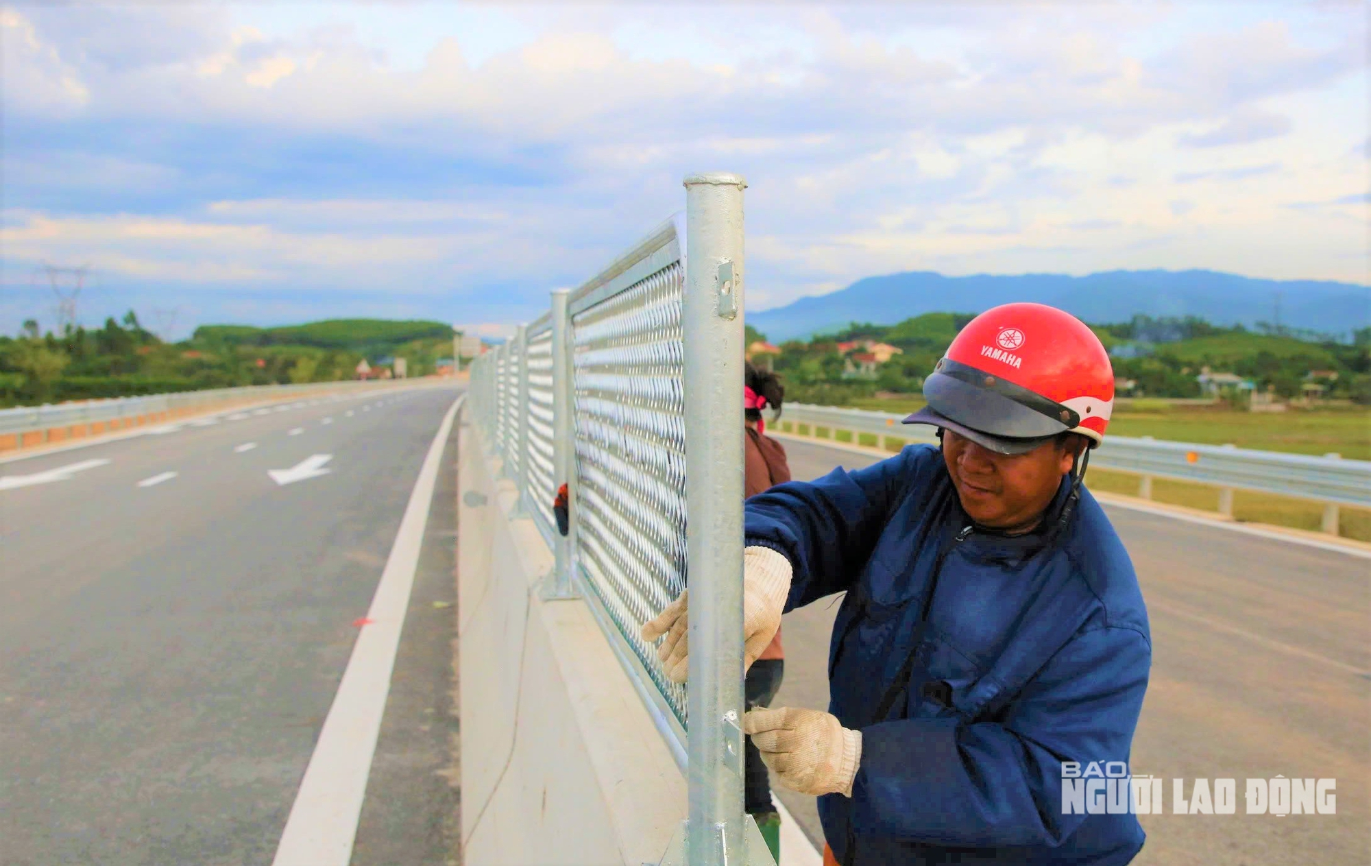 Ngắm đường cao tốc "xuyên núi, vượt sông" hơn 22.500 tỉ qua Quảng Trị trước giờ thông xe - Ảnh 10