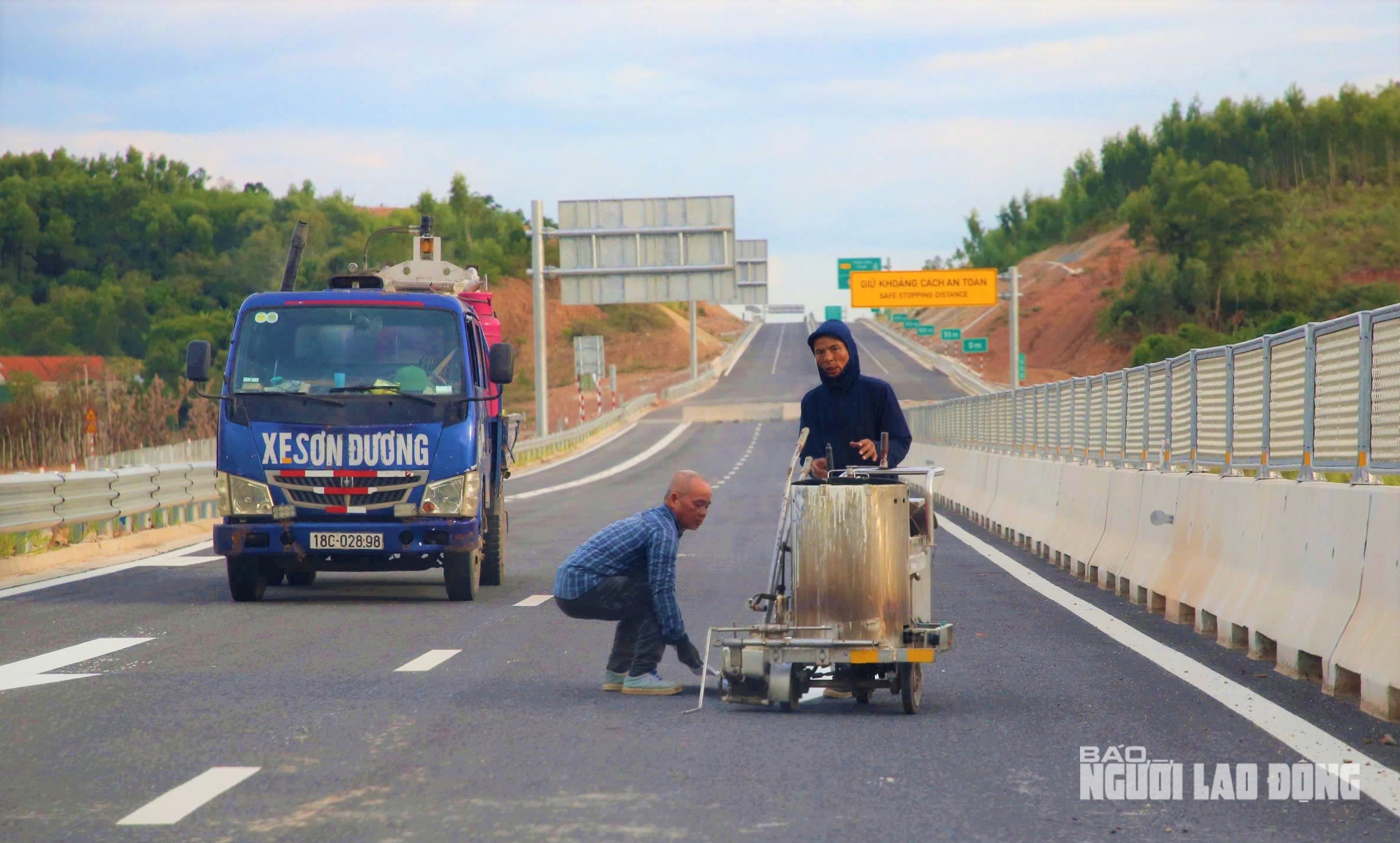 Ngắm đường cao tốc "xuyên núi, vượt sông" hơn 22.500 tỉ qua Quảng Trị trước giờ thông xe - Ảnh 11