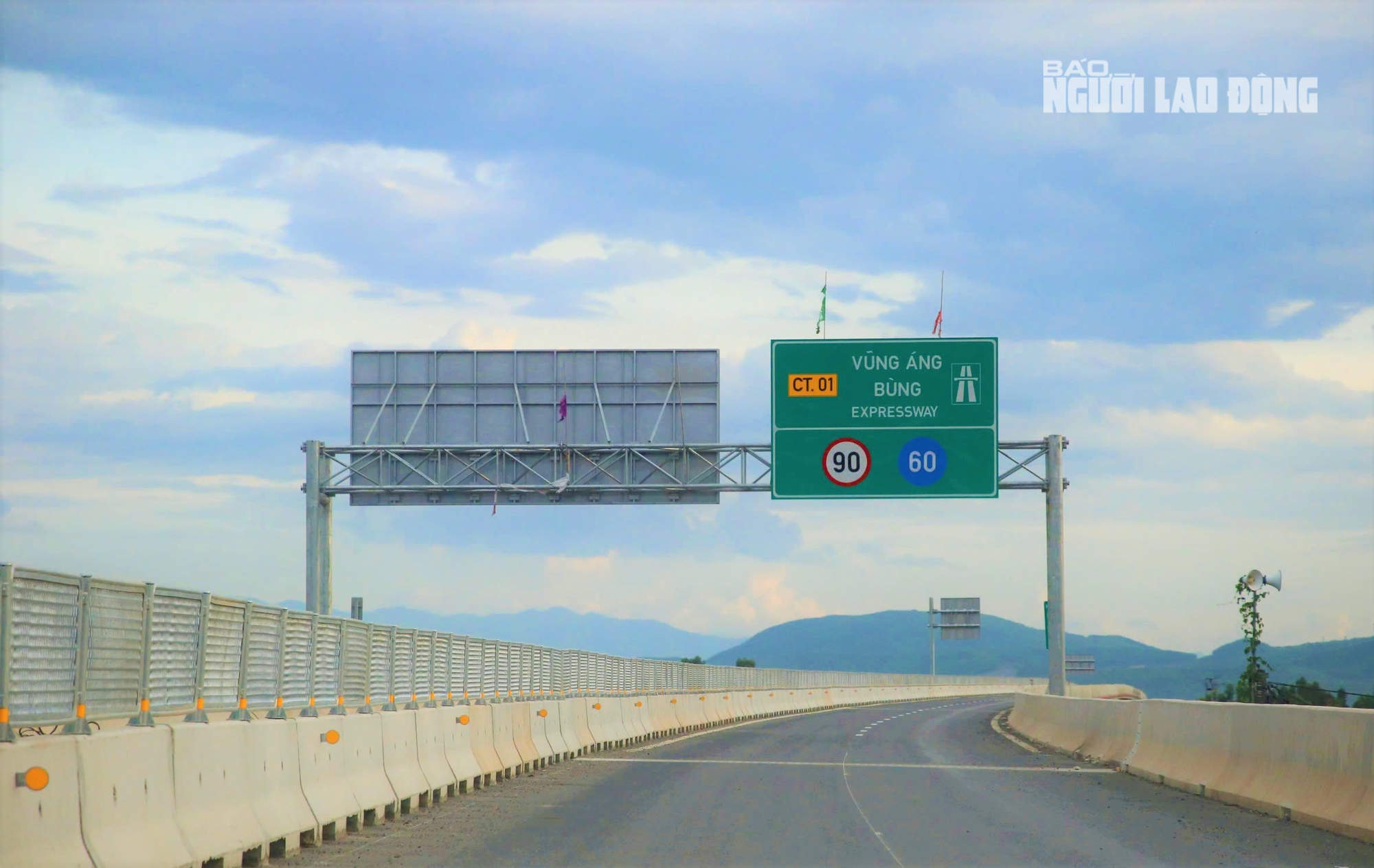 Ngắm đường cao tốc "xuyên núi, vượt sông" hơn 22.500 tỉ qua Quảng Trị trước giờ thông xe - Ảnh 12