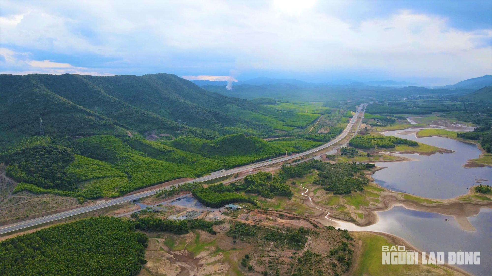 Ngắm đường cao tốc "xuyên núi, vượt sông" hơn 22.500 tỉ qua Quảng Trị trước giờ thông xe - Ảnh 13