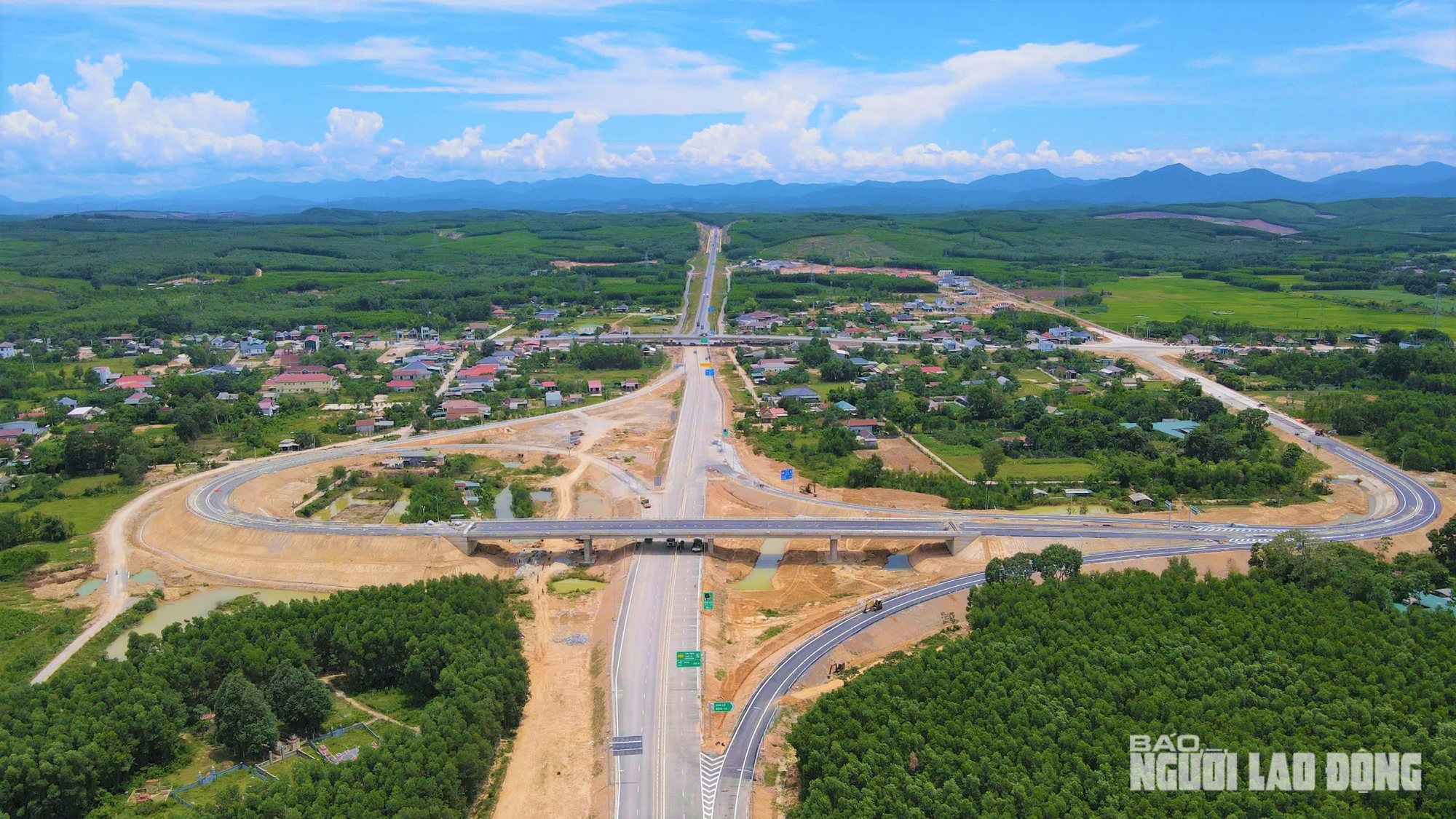 Ngắm đường cao tốc "xuyên núi, vượt sông" hơn 22.500 tỉ qua Quảng Trị trước giờ thông xe - Ảnh 14