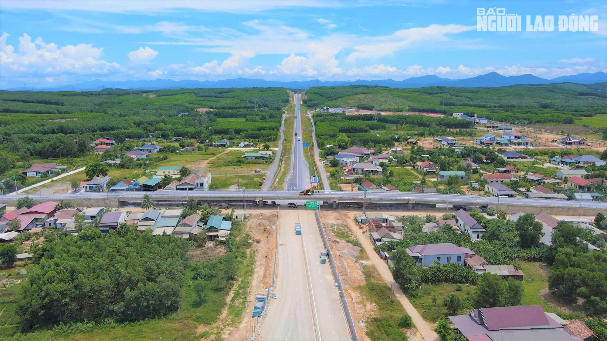 Ngắm đường cao tốc "xuyên núi, vượt sông" hơn 22.500 tỉ qua Quảng Trị trước giờ thông xe - Ảnh 15