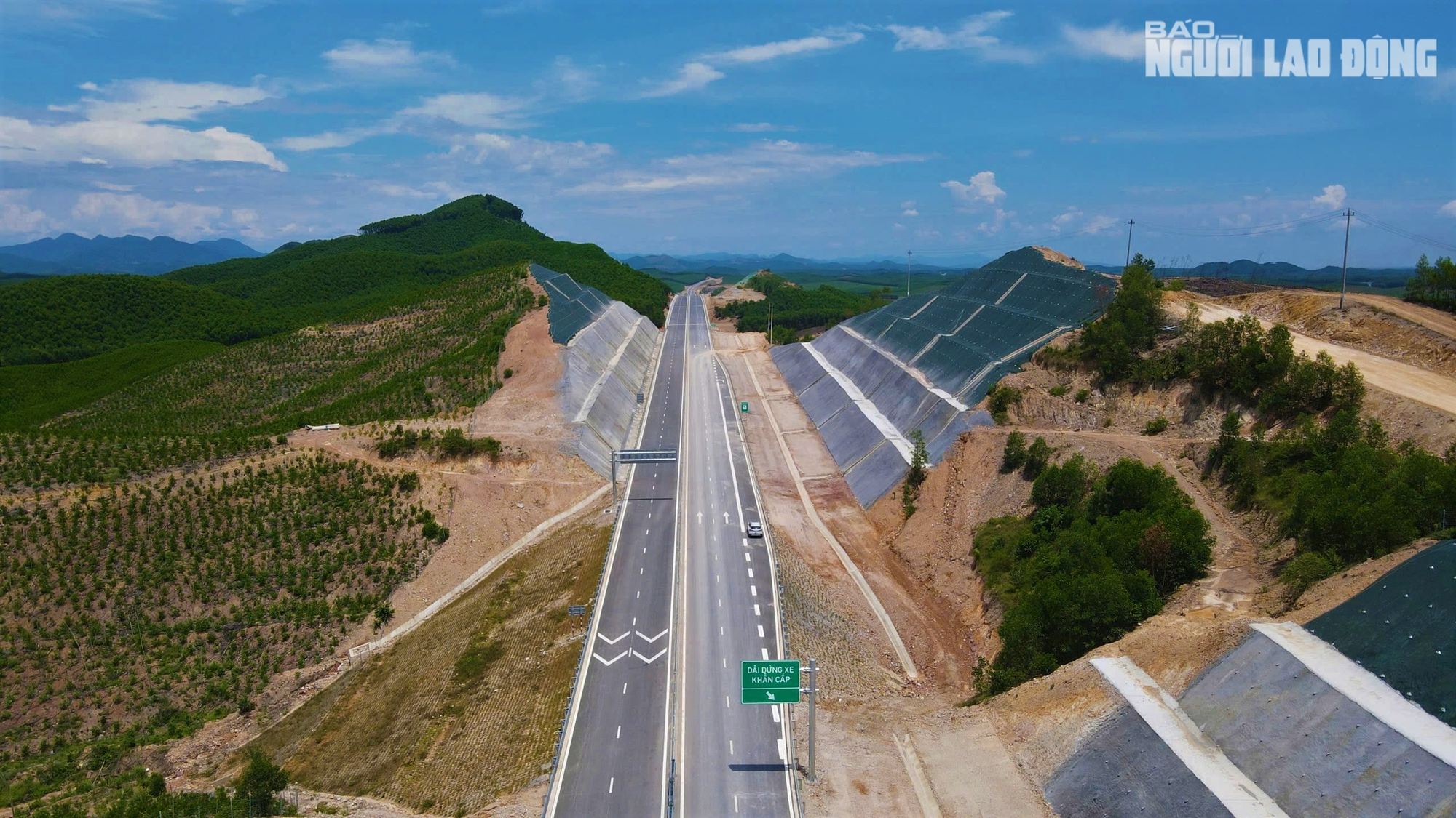 Ngắm đường cao tốc "xuyên núi, vượt sông" hơn 22.500 tỉ qua Quảng Trị trước giờ thông xe - Ảnh 16
