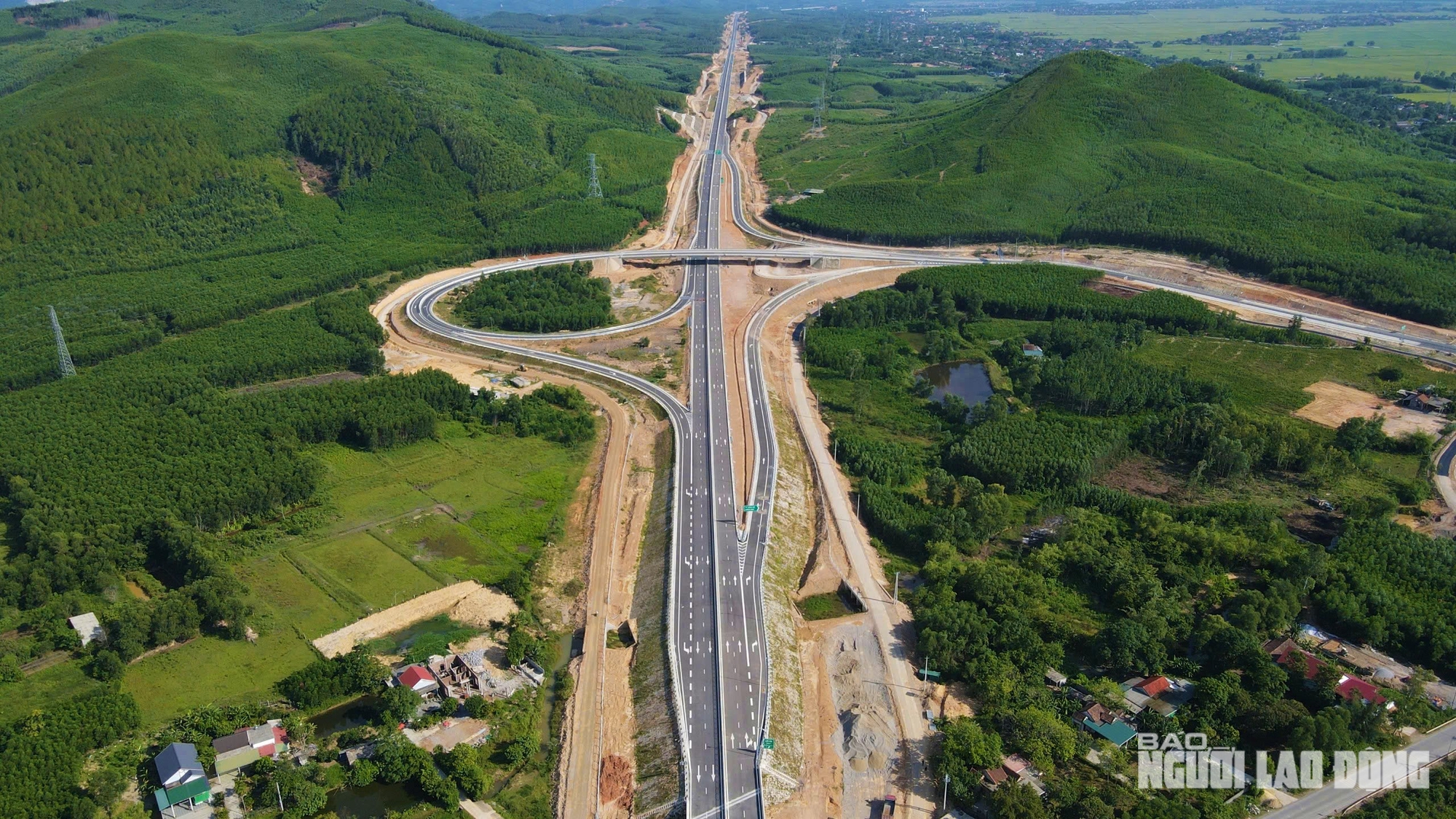Ngắm đường cao tốc "xuyên núi, vượt sông" hơn 22.500 tỉ qua Quảng Trị trước giờ thông xe - Ảnh 17