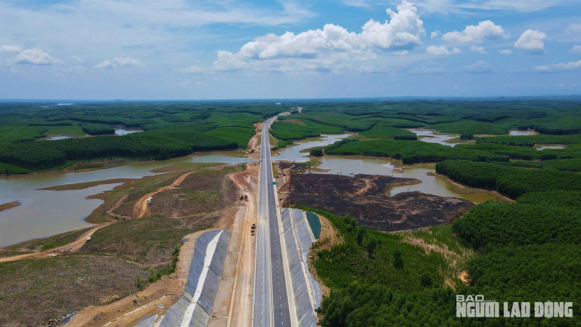 Ngắm đường cao tốc "xuyên núi, vượt sông" hơn 22.500 tỉ qua Quảng Trị trước giờ thông xe - Ảnh 18