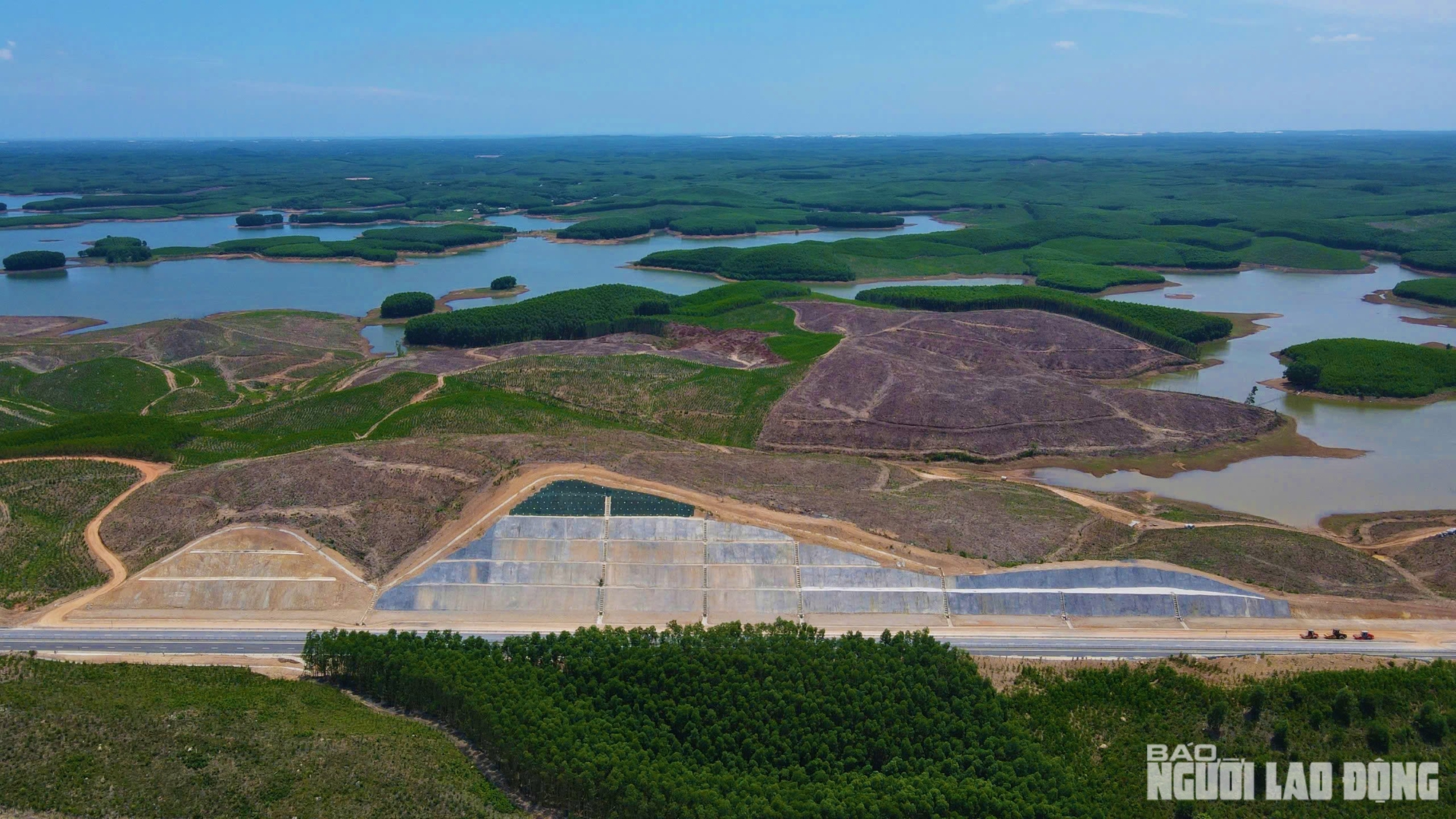 Ngắm đường cao tốc "xuyên núi, vượt sông" hơn 22.500 tỉ qua Quảng Trị trước giờ thông xe - Ảnh 19