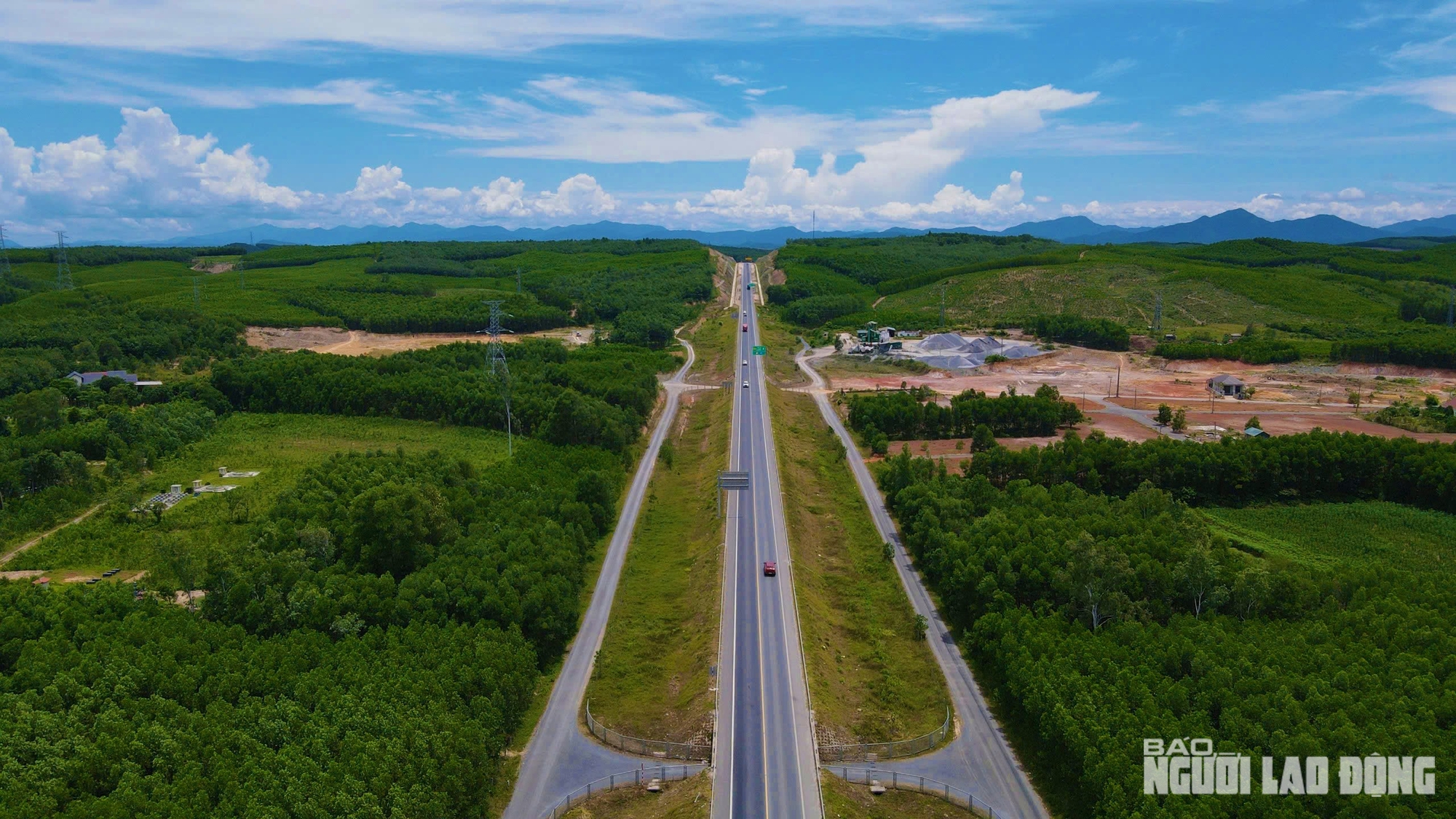 Ngắm đường cao tốc "xuyên núi, vượt sông" hơn 22.500 tỉ qua Quảng Trị trước giờ thông xe - Ảnh 20