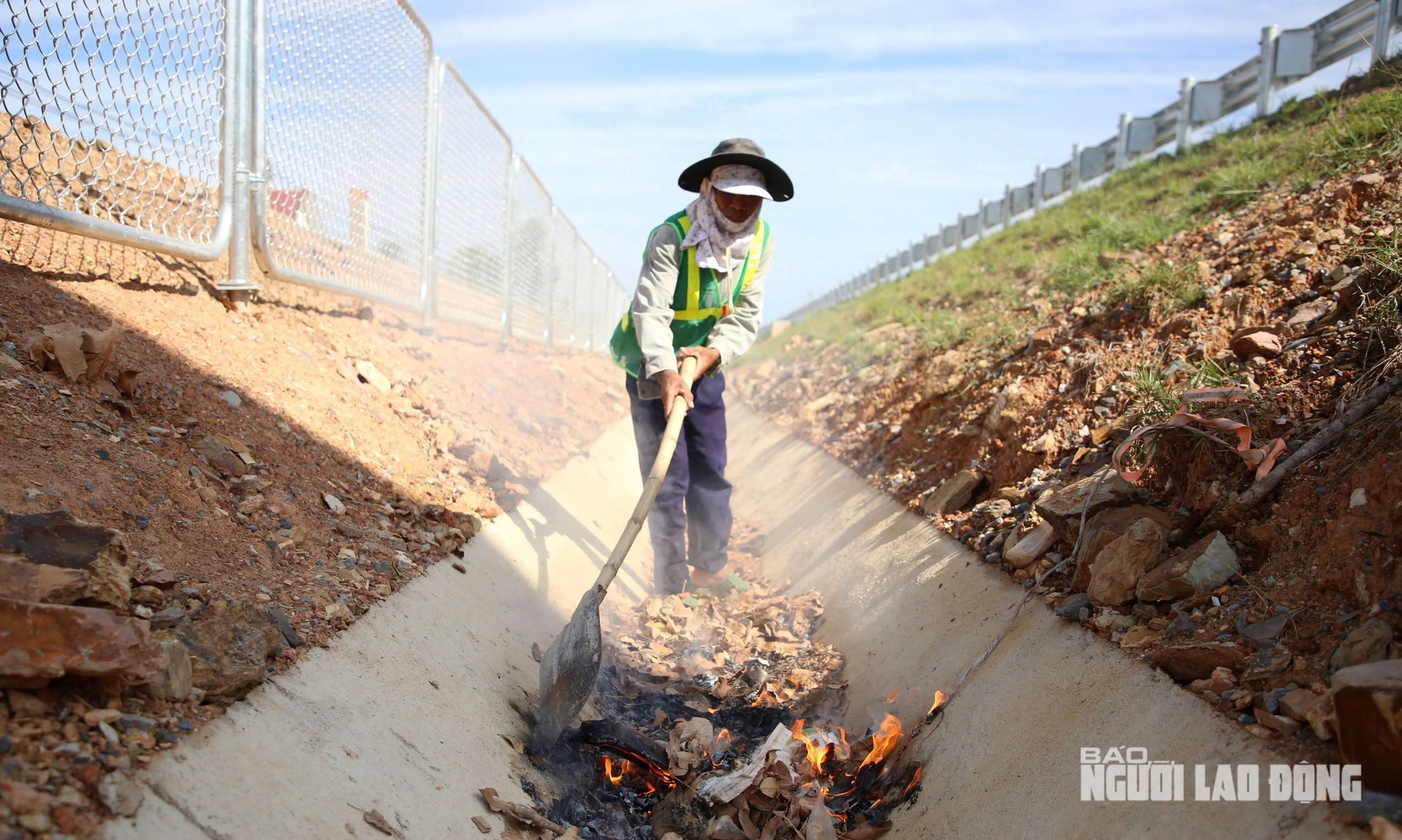 Ngắm đường cao tốc "xuyên núi, vượt sông" hơn 22.500 tỉ qua Quảng Trị trước giờ thông xe - Ảnh 21