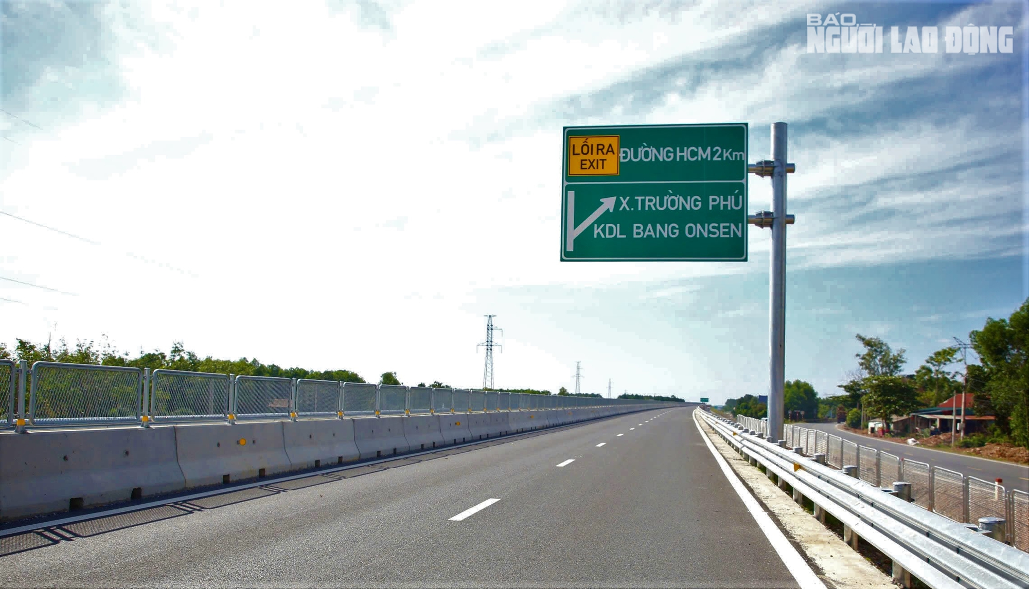 Ngắm đường cao tốc "xuyên núi, vượt sông" hơn 22.500 tỉ qua Quảng Trị trước giờ thông xe - Ảnh 22