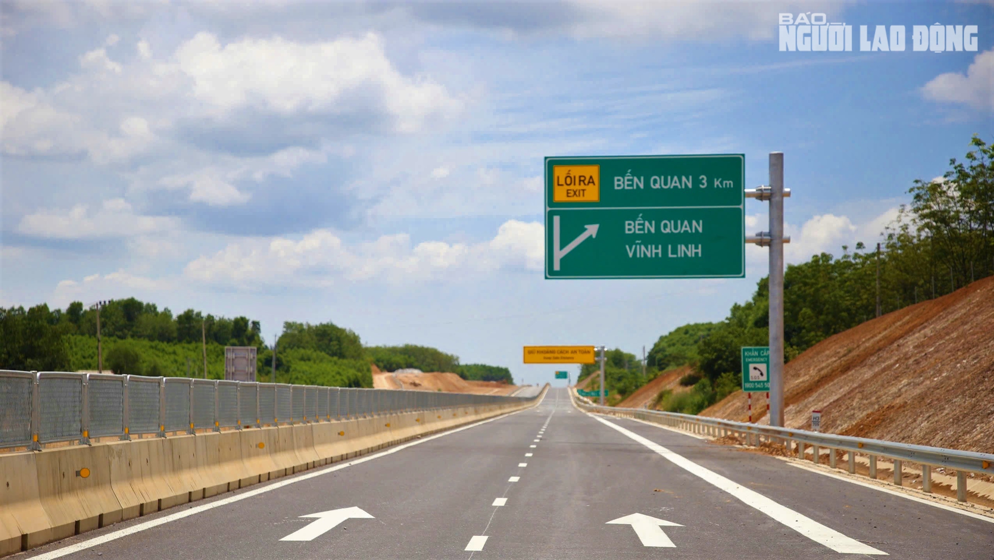 Ngắm đường cao tốc "xuyên núi, vượt sông" hơn 22.500 tỉ qua Quảng Trị trước giờ thông xe - Ảnh 23