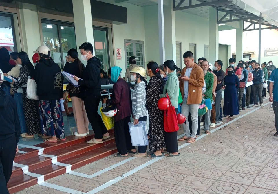 Văn phòng ĐKĐĐ tỉnh Đắk Lắk nói gì về việc người dân "xếp hàng" bằng mũ bảo hiểm? - Ảnh 2