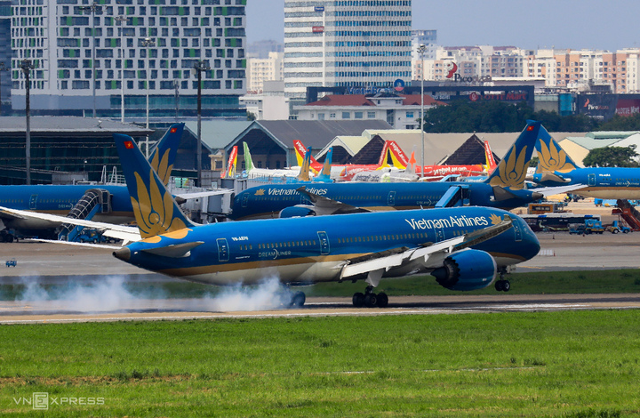 Khách đổ ra Hà Nội xem A80, giá vé máy bay dịp 2/9 đắt ngang Tết Nguyên đán - Ảnh 1