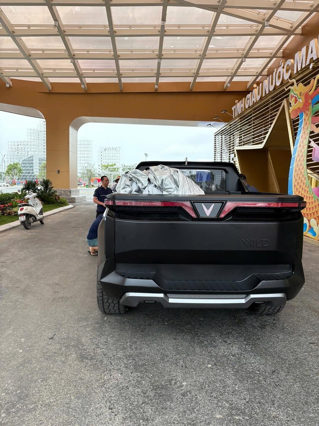 Bán tải điện VinFast VF Wild bất ngờ tái xuất: Một điểm khác hoàn toàn chiếc xe từng được trưng bày - Ảnh 4