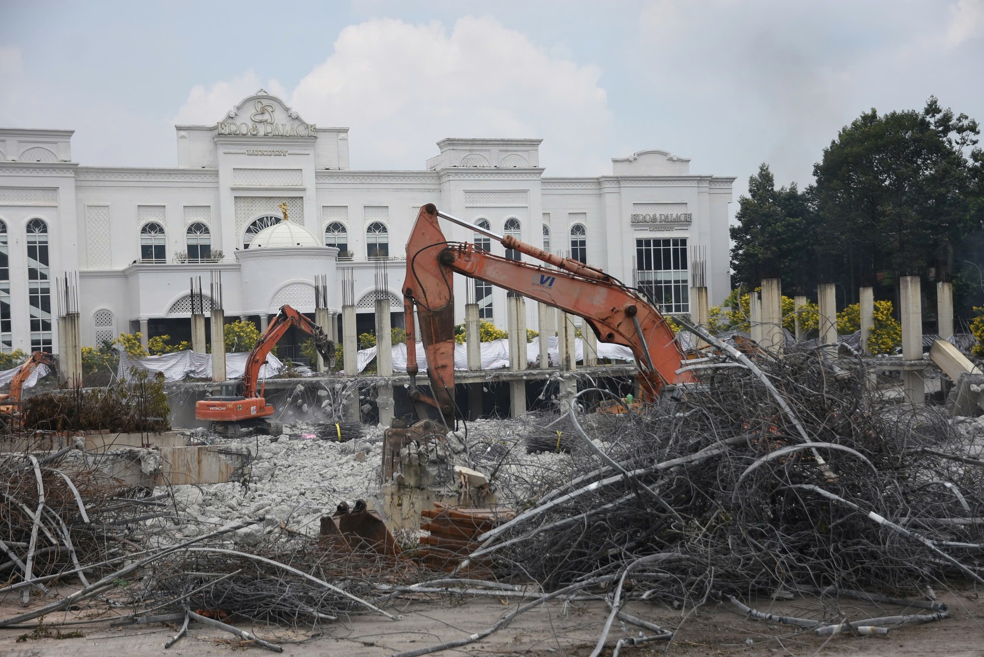 Cận cảnh tháo dỡ Khu phức hợp thương mại xây dựng không phép trên "đất vàng" ở Đồng Nai - Ảnh 5