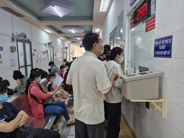 Thẻ BHYT bản điện tử bị lỗi, người tham gia BHYT khám chữa bệnh thế nào? - Ảnh 1