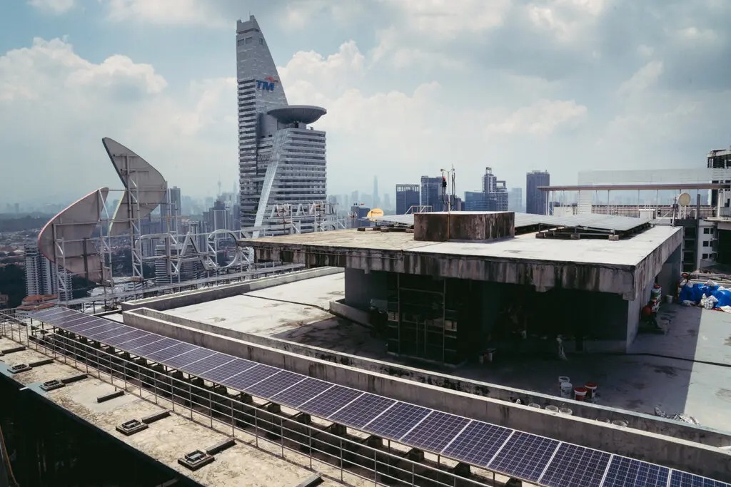 Trung Quốc "rót" 15 tỷ USD, Mỹ "trả lời" bằng thuế 250%: Một quốc gia Đông Nam Á vào thế "mắc kẹt" - Ảnh 1