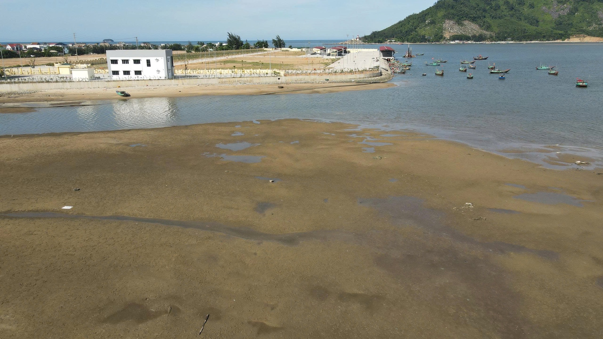 Tàu thuyền gặp khó khi ra, vào cảng cá được đầu tư gần 300 tỉ đồng vì luồng lạch bị bồi lắng - Ảnh 6