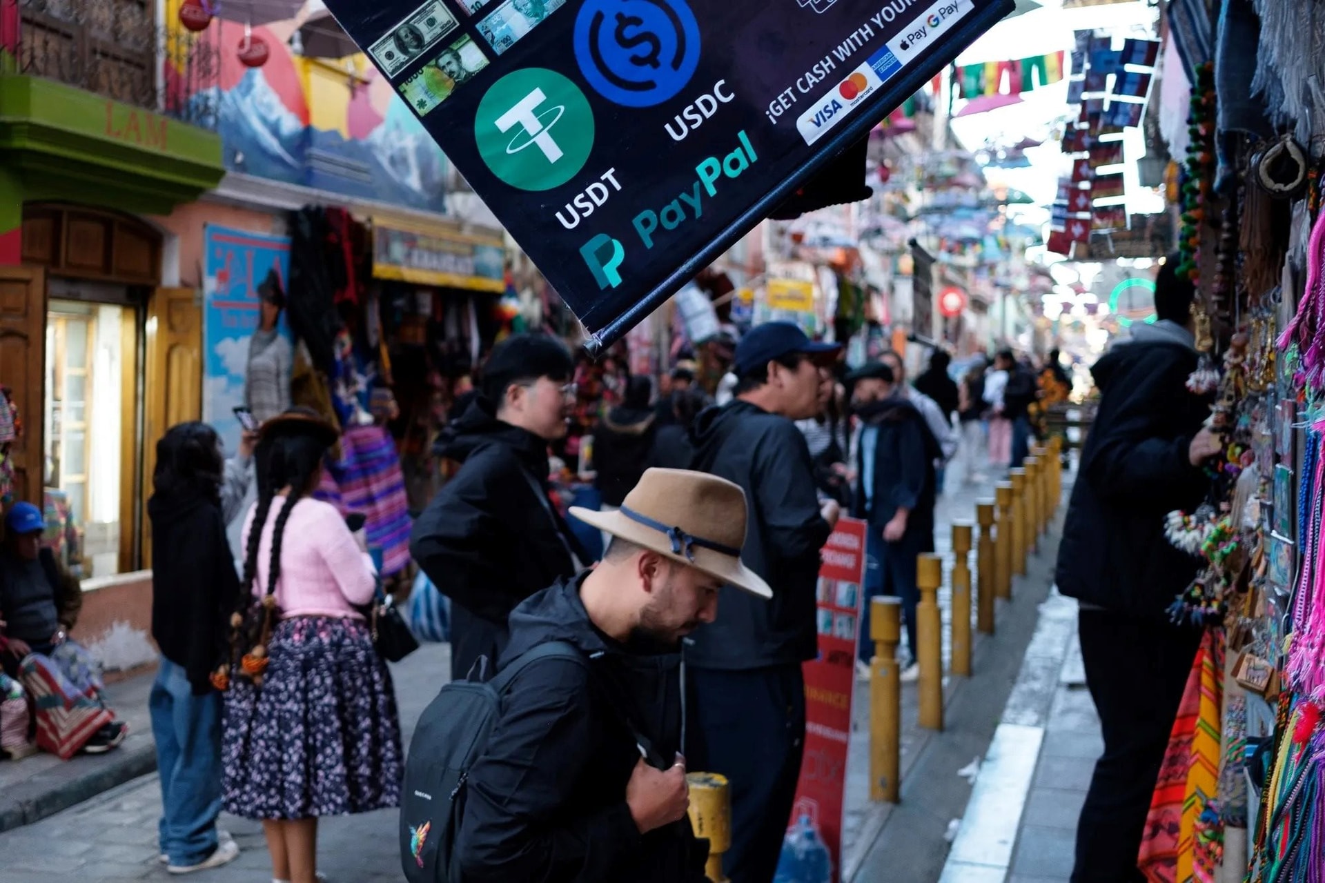 Lo sợ tiền để trong két bị “bay hơi" giá trị, quốc gia 10 triệu dân đời thường hóa bitcoin: Chuyên gia cảnh báo rủi ro từ “chủ nghĩa thực dân tiền số” - Ảnh 1