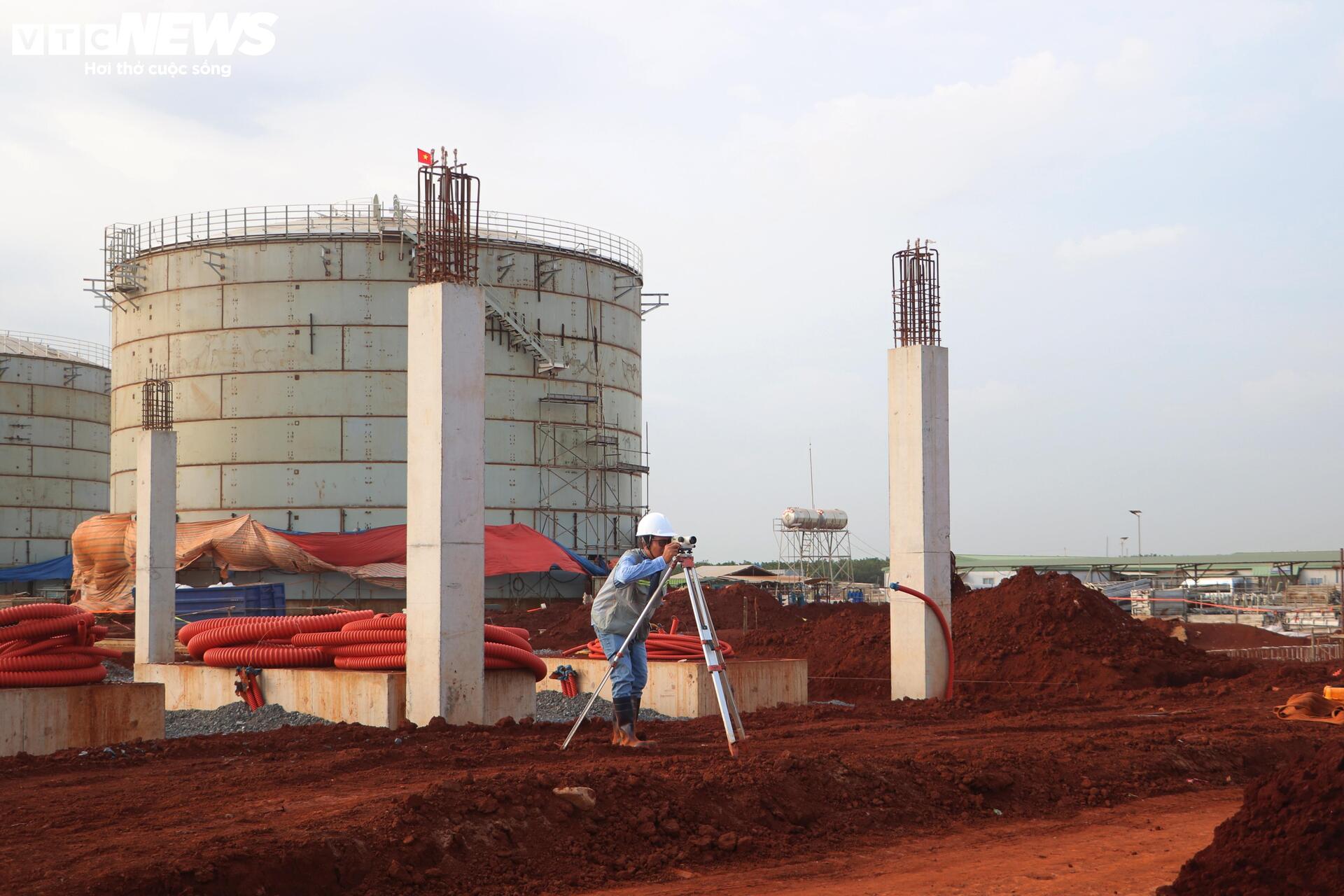 Cận cảnh bồn chứa nhiên liệu sân bay Long Thành tăng tốc về đích - Ảnh 10