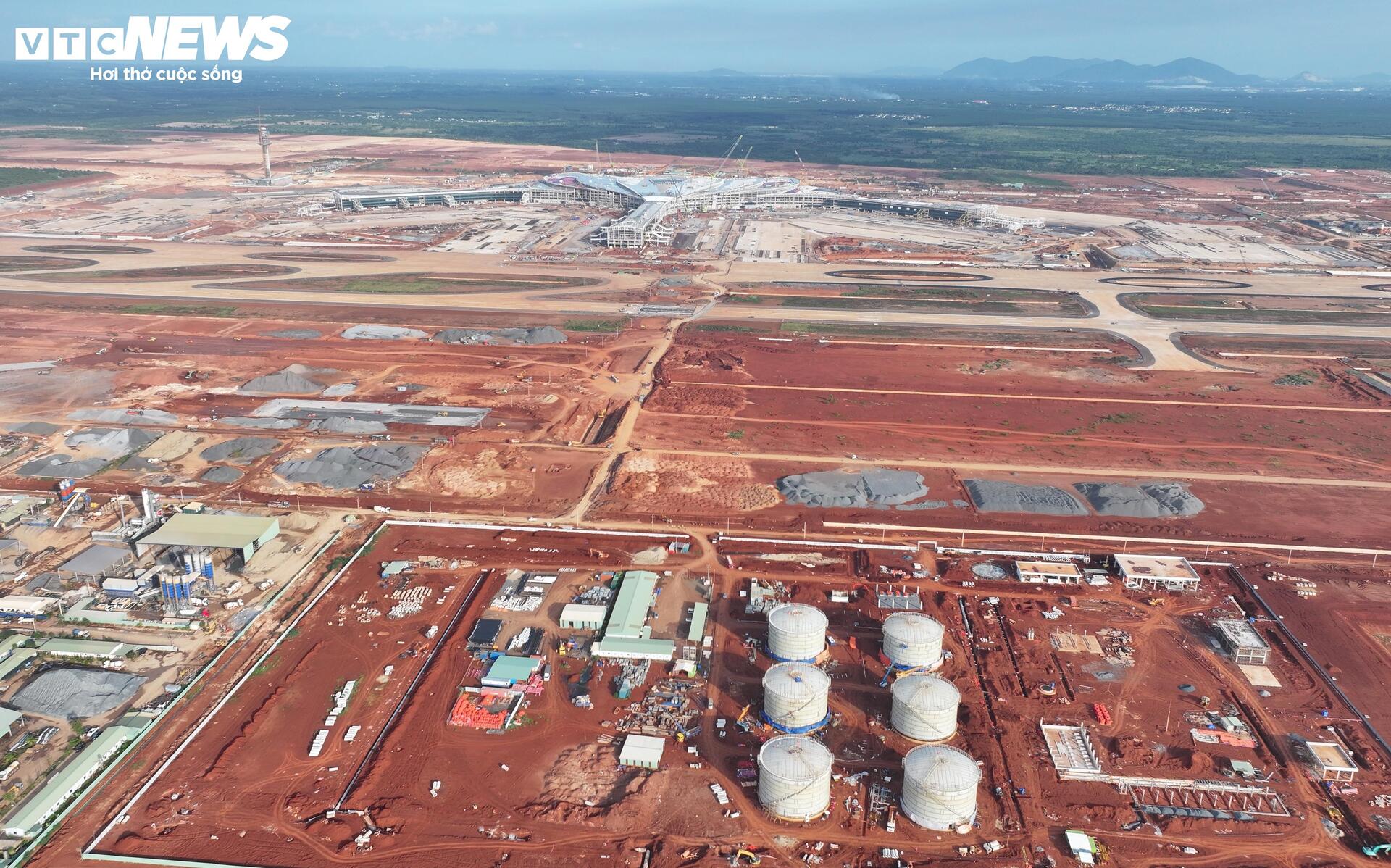 Cận cảnh bồn chứa nhiên liệu sân bay Long Thành tăng tốc về đích - Ảnh 1