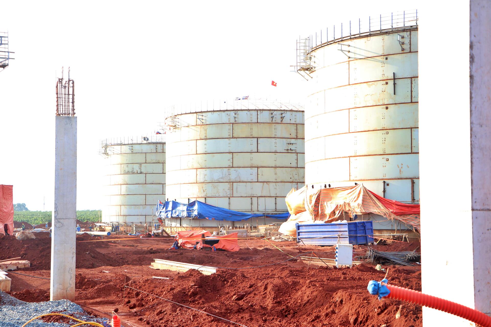 Cận cảnh bồn chứa nhiên liệu sân bay Long Thành tăng tốc về đích - Ảnh 9