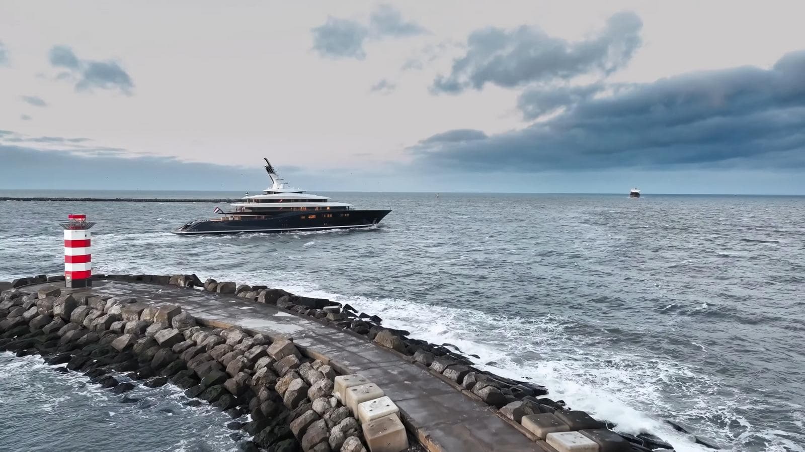 Lần đầu tiên được trang bị công nghệ này - siêu du thuyền 645 triệu USD của Bill Gates có thể chạy 1 tuần không tốn một giọt dầu diesel, được gọi là 'cột mốc mới của ngành hàng hải' - Ảnh 5